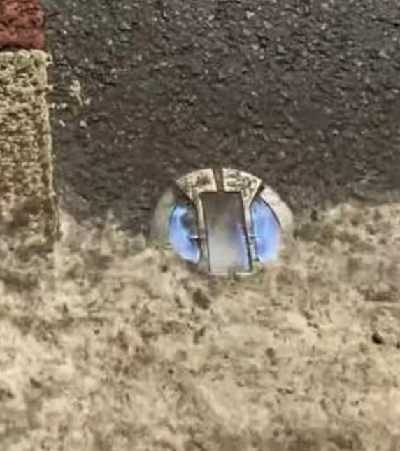 Cold-weather solar road studs